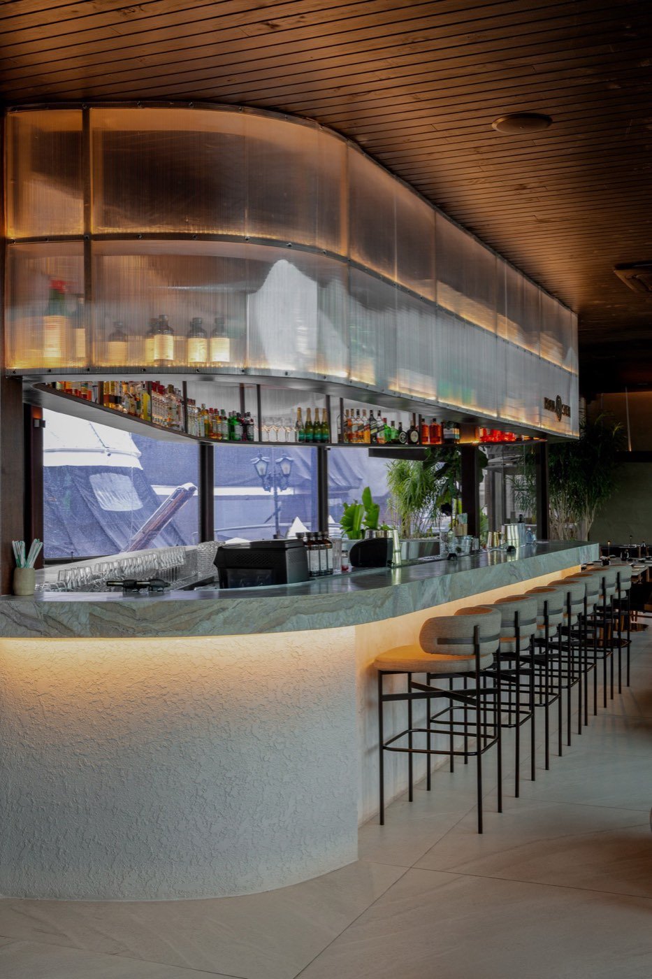 Bar com forro de madeira e iluminação quente