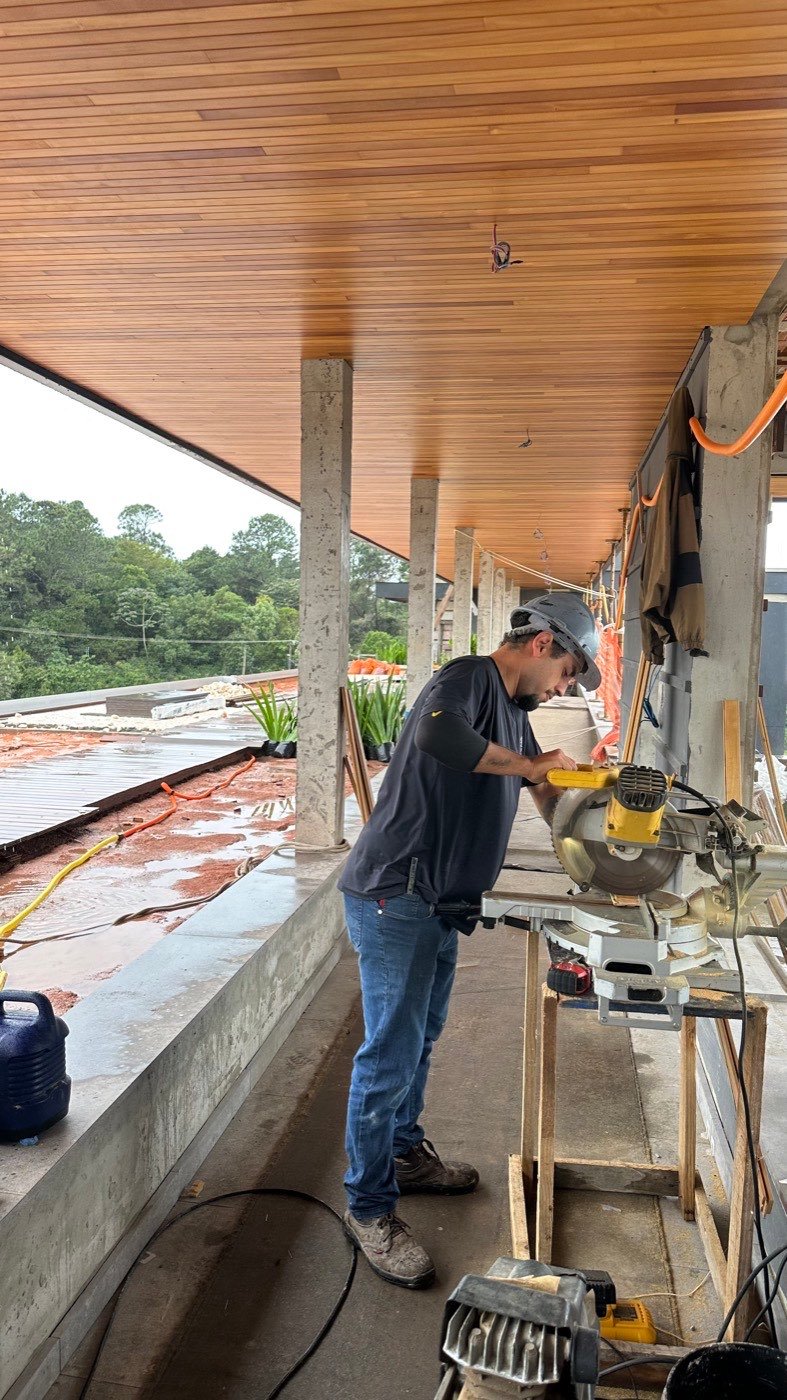 Carpinteiro da New Form cortando peças na serra esquadria durante a obra