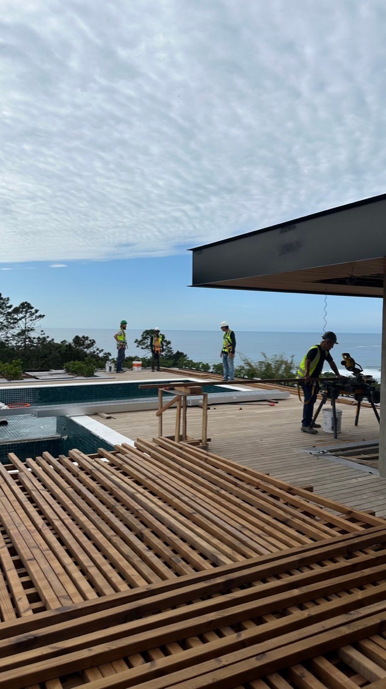 Equipe da New Form trabalhando no deck de um terraço frente-mar