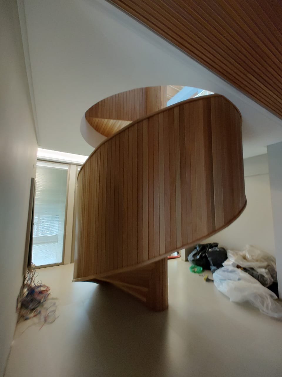 Escada helicoidal em madeira