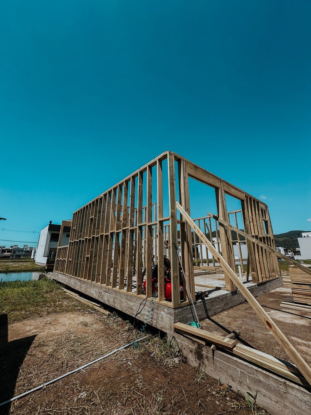 Estrutura de uma casa em wood frame montada sobre a laje