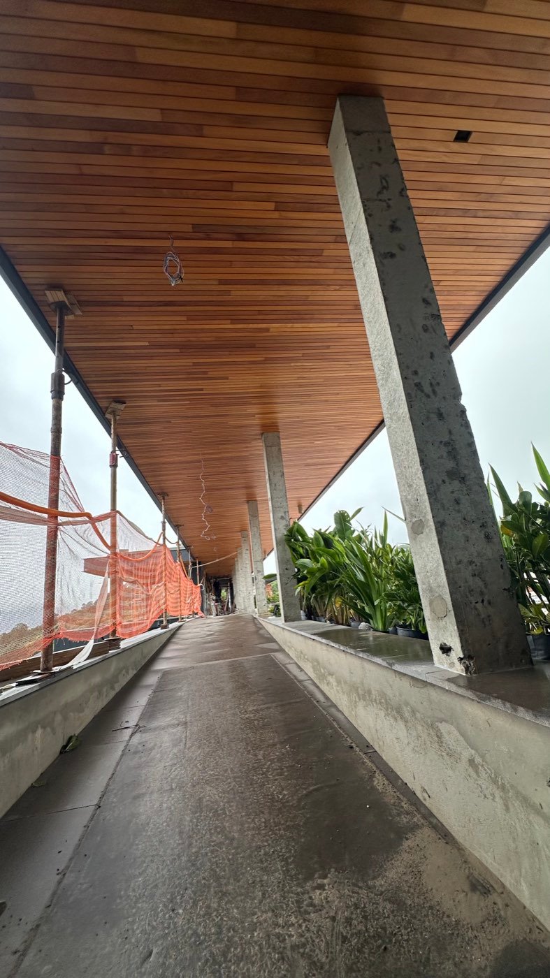 Forro de madeira finalizado percorrendo todo o corredor externo do Residencial Maui